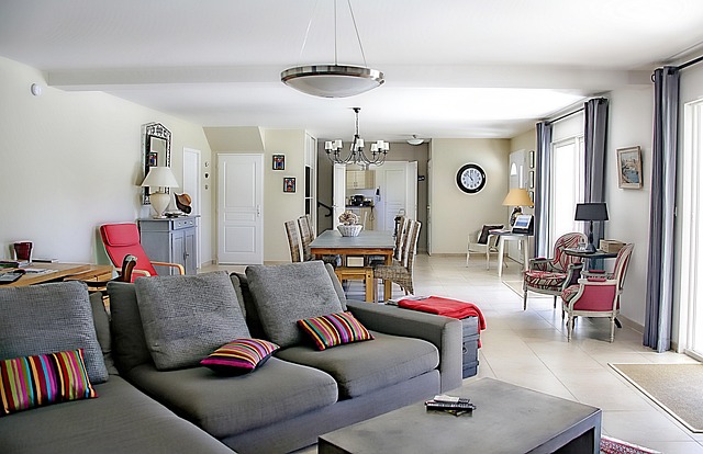 salon z uporządkowanymi półkami i przechowywaniem